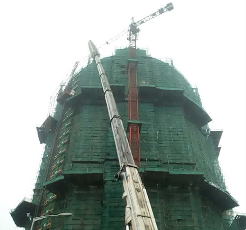石河子吊车在工地上作业